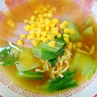 チンゲン菜と焼きベーコンコーンの味噌ラーメン